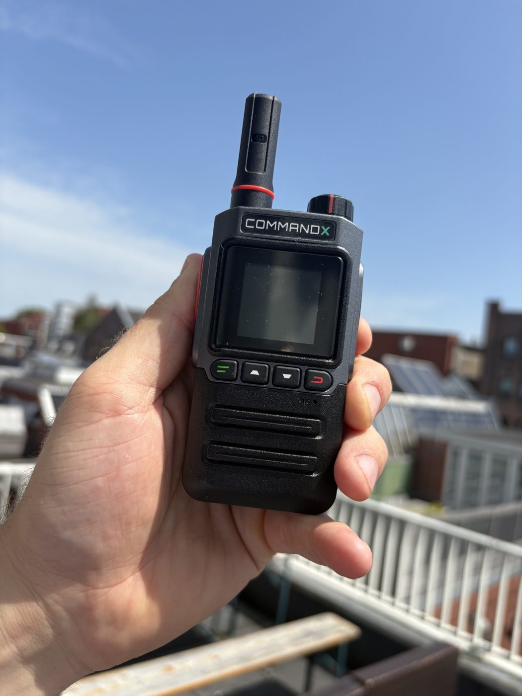 CommandX in de hand op een dakterras